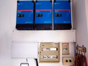 Instalacion-fotovoltaica-en-Dos-Hermanas-Sevilla-con-inversores-Victron-MultiPlus-II